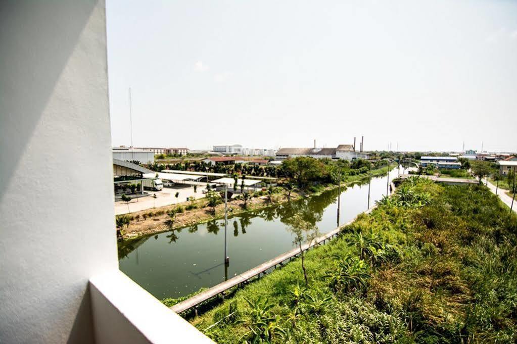 At Ease Hotel Suvarnabhumi Bang Phli Exterior photo